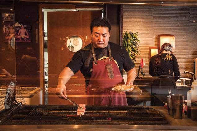 O sócio Fernando Kuroda: preparos na grelha e na cozinha