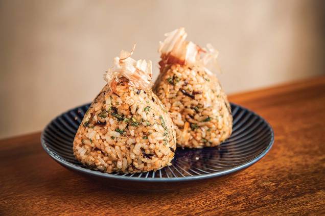 Oniguiri: bolinhos de arroz bem temperados com umê e erva shissô