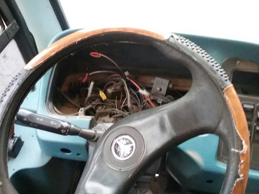 Van escolar tem lotação, fio desencapado e falta de medidor de velocidade