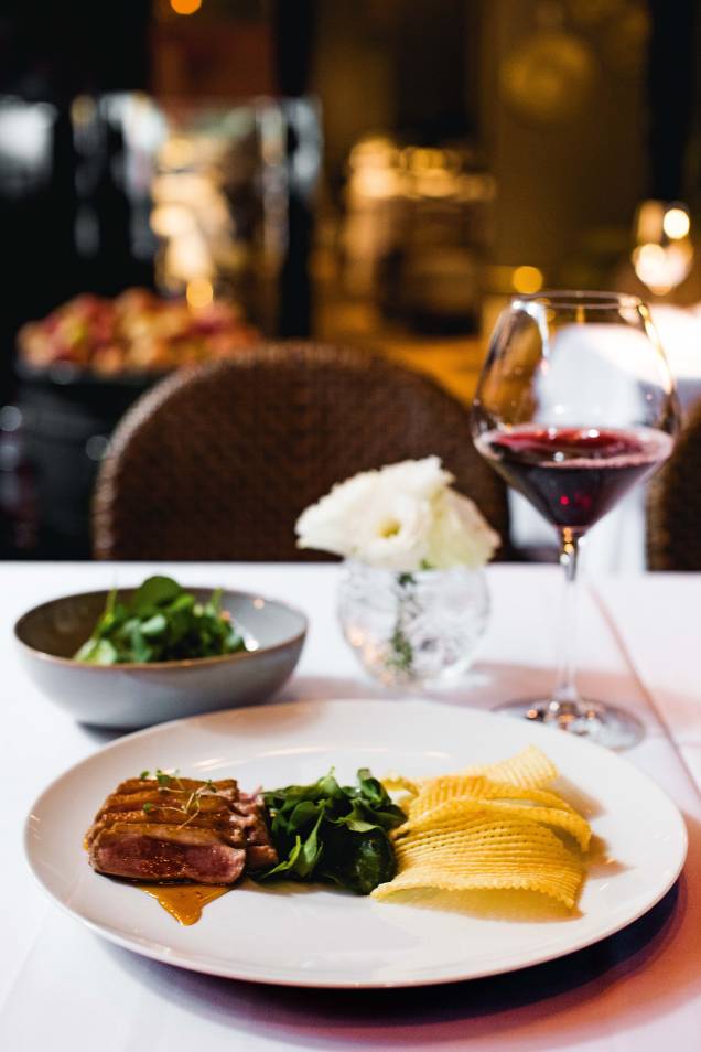 Clássico servido no Chef Rouge: peito de pato ao molho de laranja com brotos de agrião e tela de batata