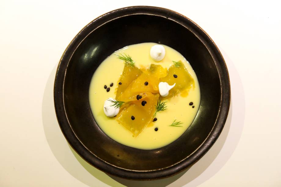 Compota da casca de maracujá: sobre creme inglês de pequi com suspiro de jatobá