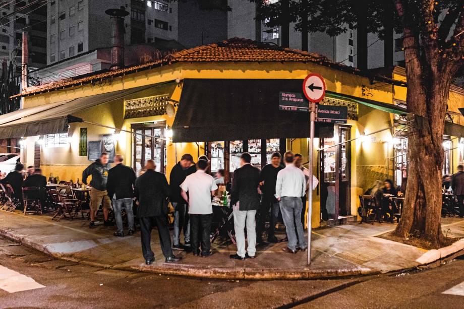 Casa de Moema aberta há mais de três décadas: público adora beber na calçada