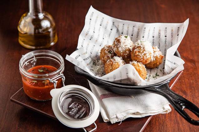 Arancini de pistache, mussarela e espinafre com sugo à parte: para começar Arancini de pistache, mussarela e espinafre com sugo à parte: para começar