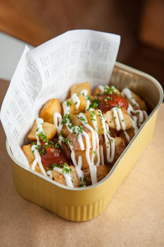 Batatas bravas: servida no pote de metal Batatas bravas: servida no pote de metal