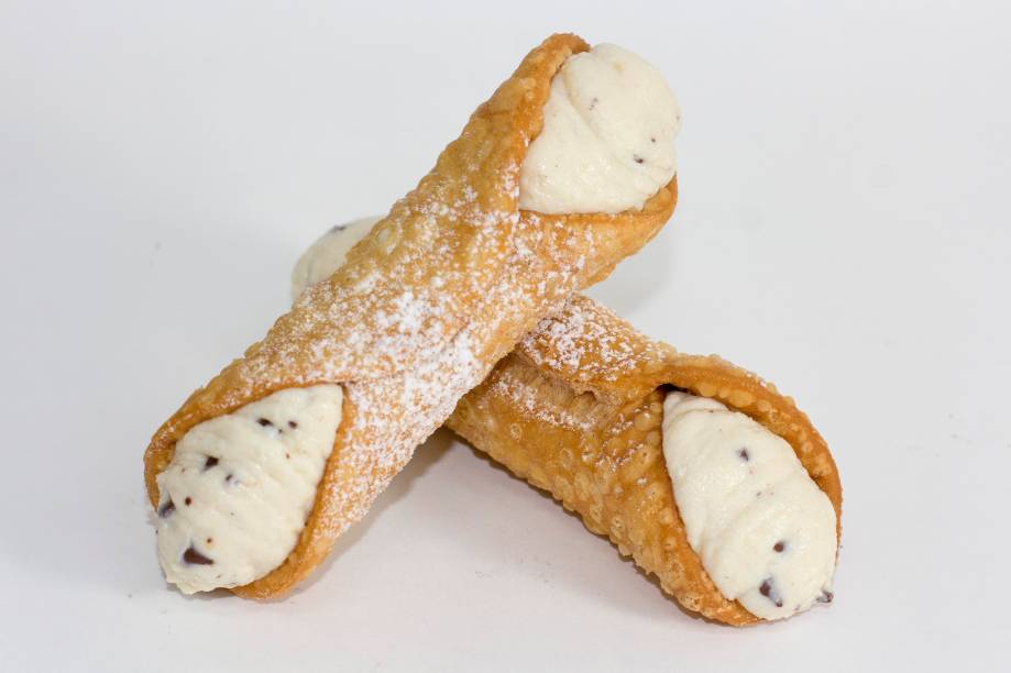 Cannolo repleto de creme de ricota e gotas de chocolate meio amargo