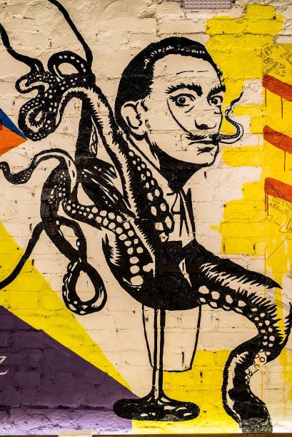 Ícones: o grafite colorido tem a caricatura de Dalí