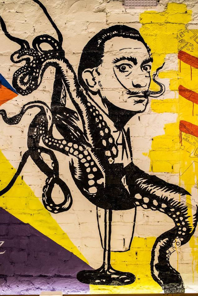 Ícones: o grafite colorido tem a caricatura de Dalí Ícones: o grafite colorido tem a caricatura de Dalí
