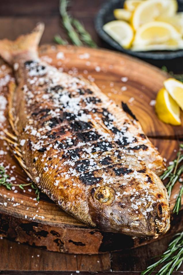 Peixe inteiro: prato principal no grego Fotiá