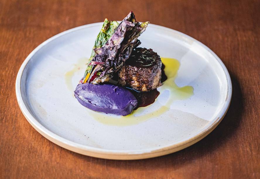 Paleta de cordeiro: acompanha purê de batata-doce roxa e folhas tostadas Paleta de cordeiro: acompanha purê de batata-doce roxa e folhas tostadas