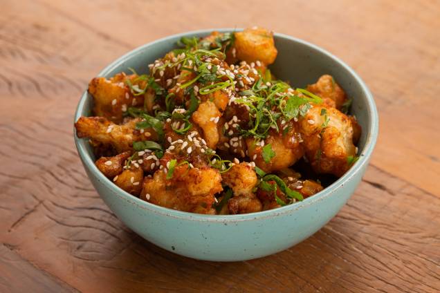 Couve-flor: empanada e frita ao molho indo-chinês apimentado Couve-flor: empanada e frita ao molho indo-chinês apimentado