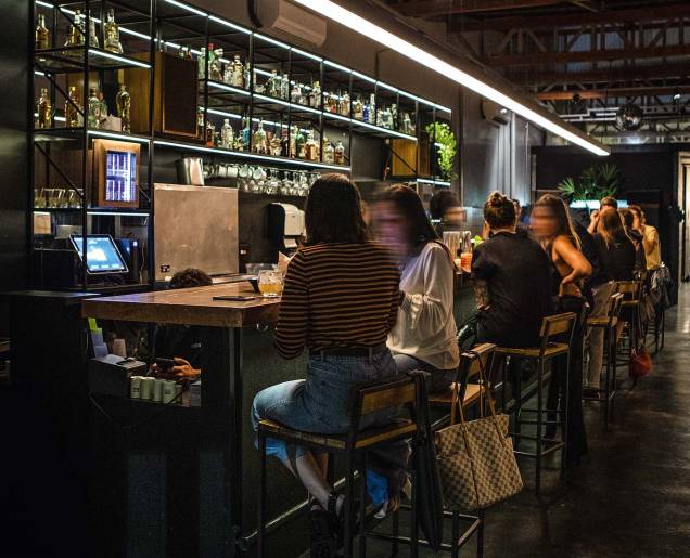 O balcão do bar, na Vila Buarque: foco é a música analógica