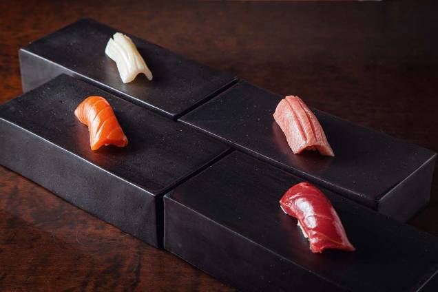 Sequência de sushis: opções com chutoro, atum, lula e salmão