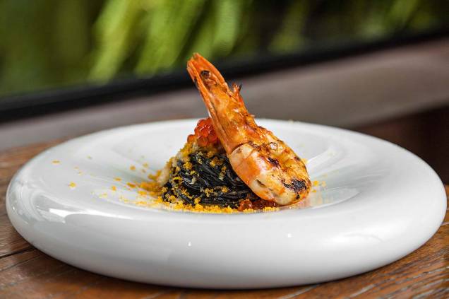 Espaguete negro de tinta de lula ao ragu de peixe e vinho branco com bottarga, ovas de salmão e camarão: pedida no Picchi