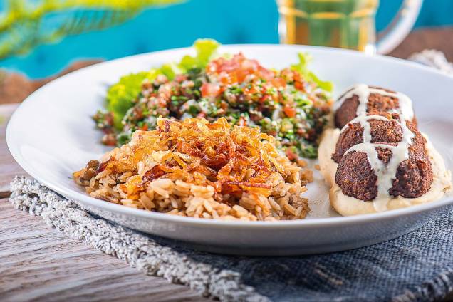 Faláfel: guarnecido de arroz de lentilha e tabule Faláfel: guarnecido de arroz de lentilha e tabule