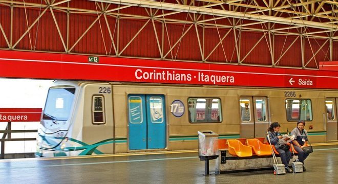 Imagem mostra trem parado na plataforma da estação Corinthians-Itaquera