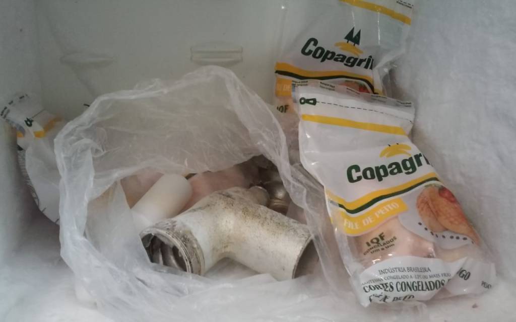 Mogi Guaçu – EMEF Prof Cleonice Aparecida Thiele – Freezer guardando peça de máquina Mogi Guaçu – EMEF Prof Cleonice Aparecida Thiele – Freezer guardando peça de máquina