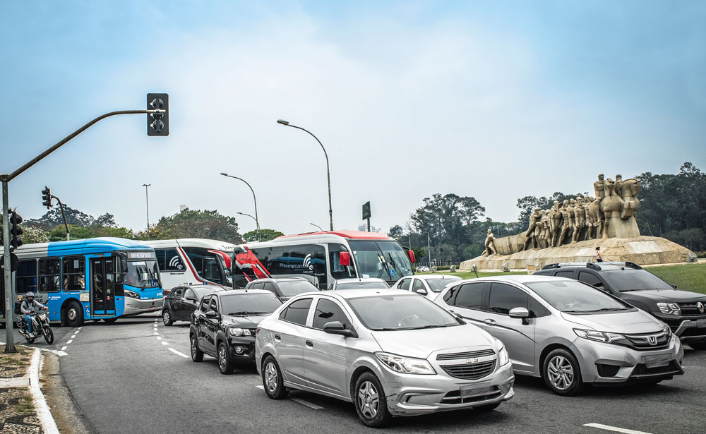 Monumento às Bandeiras A imagem mostra veículos na rua