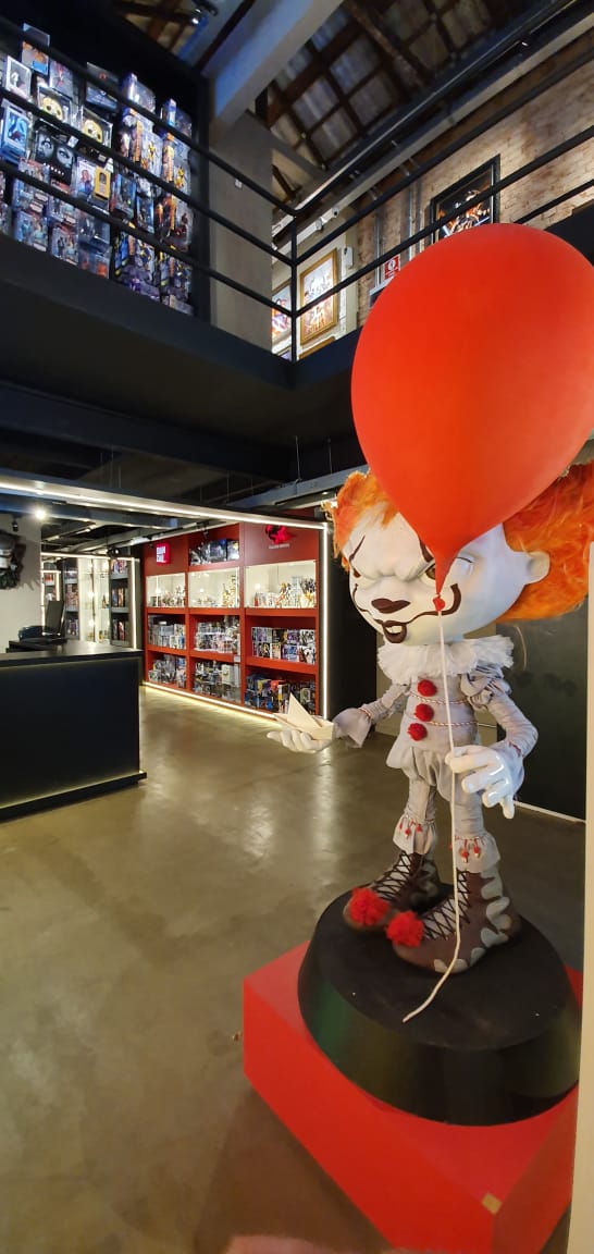 Figura do palhaço Pennywise, do livro It, de Stephen King em destaque