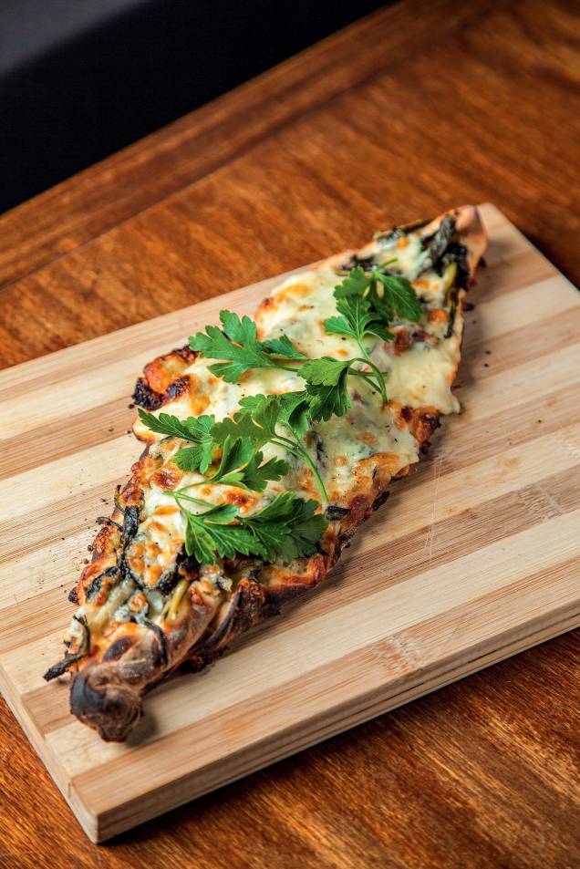 Pide: pizza em formato alongado pode ter recheio de queijo da serra da Canastra e catalônia