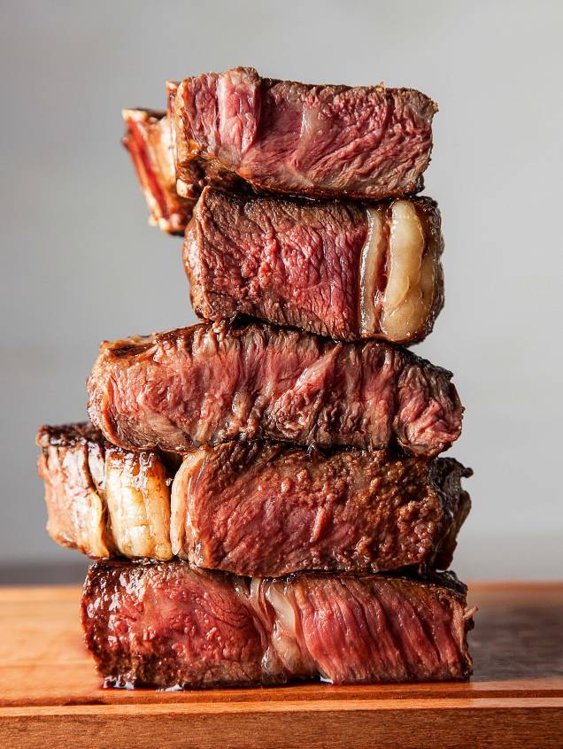 Variedade de cortes no rodízio: assado de tira, picanha, steak nb, bife ancho e costela premium