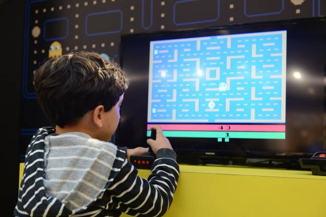 <span> O espaço também oferece uma área com diversos games para que o público possa jogar Pac-Man. </span> <span> O espaço também oferece uma área com diversos games para que o público possa jogar Pac-Man. </span>