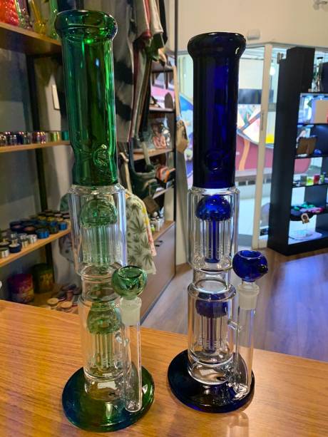 O bong misa tower nas cores verde e azul: tripla filtragem e com trava para colocar gelo. De 575 por 345 reais na Beck Friday