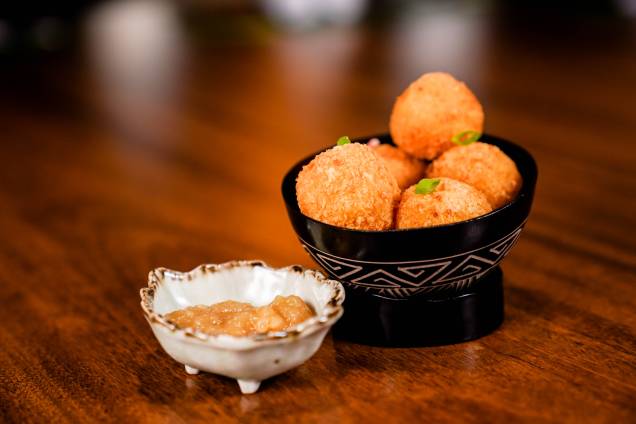 Bolas de yuca: esferas de massa de mandioca com recheio de queijo do marajó Bolas de yuca: esferas de massa de mandioca com recheio de queijo do marajó