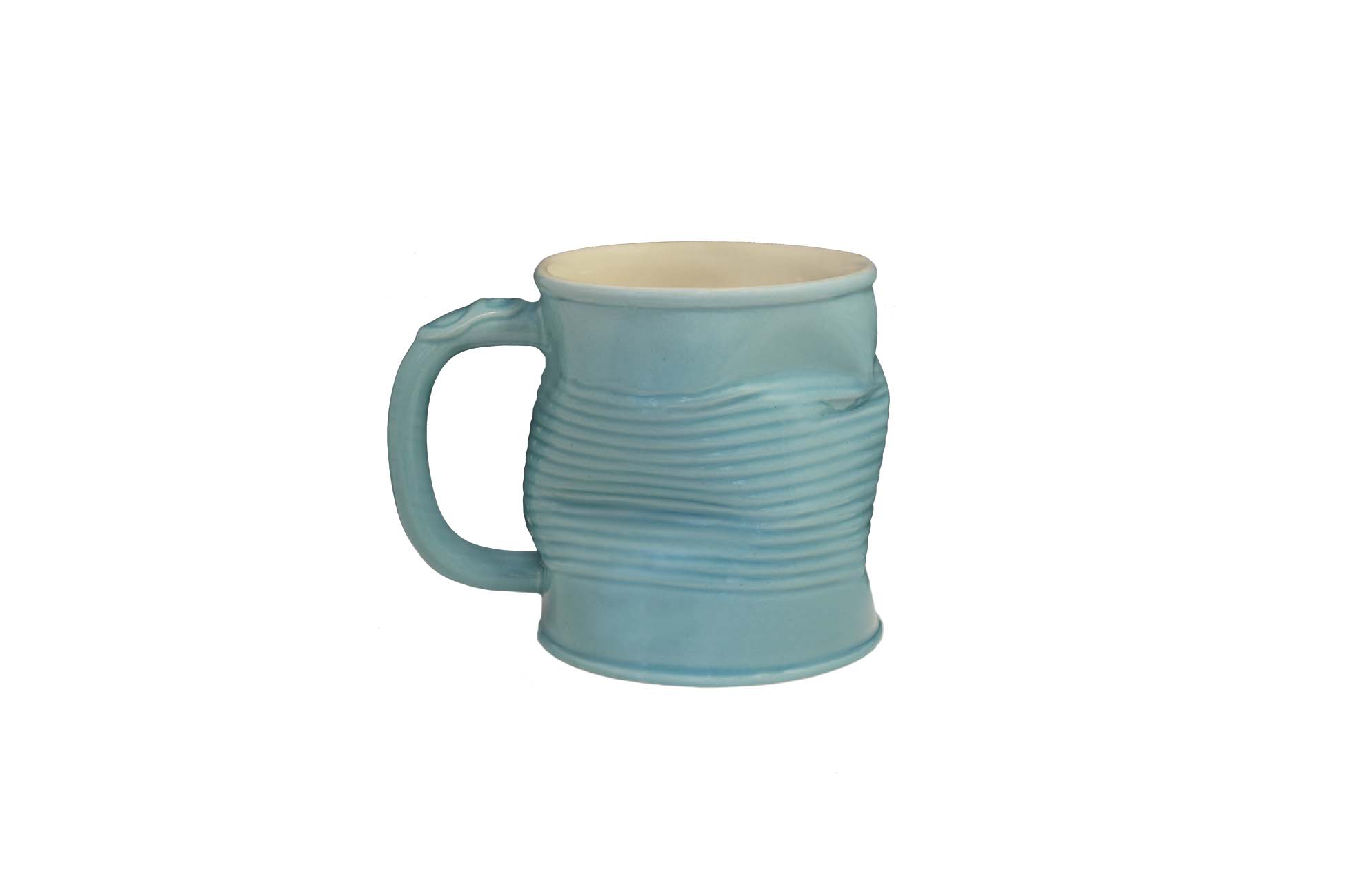 Caneca de lata amassada