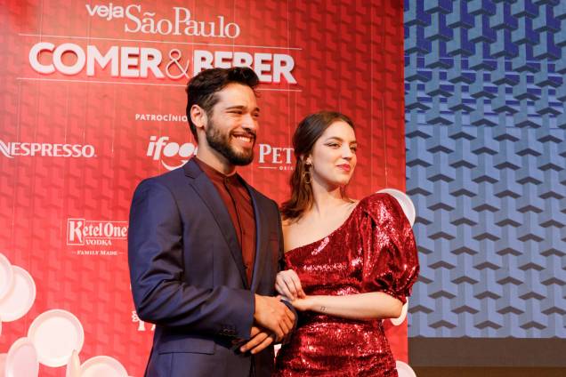 Bruno Fagundes e Nicole Rosemberg: apresentadores da noite Bruno Fagundes e Nicole Rosemberg: apresentadores da noite