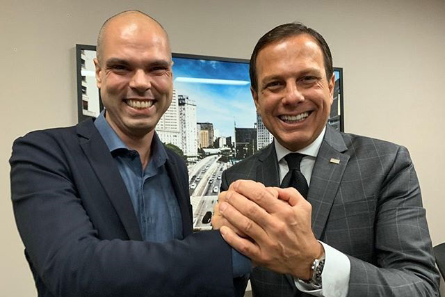 Governador João Doria e Prefeito Bruno Covas sorrindo, apertando as mãos