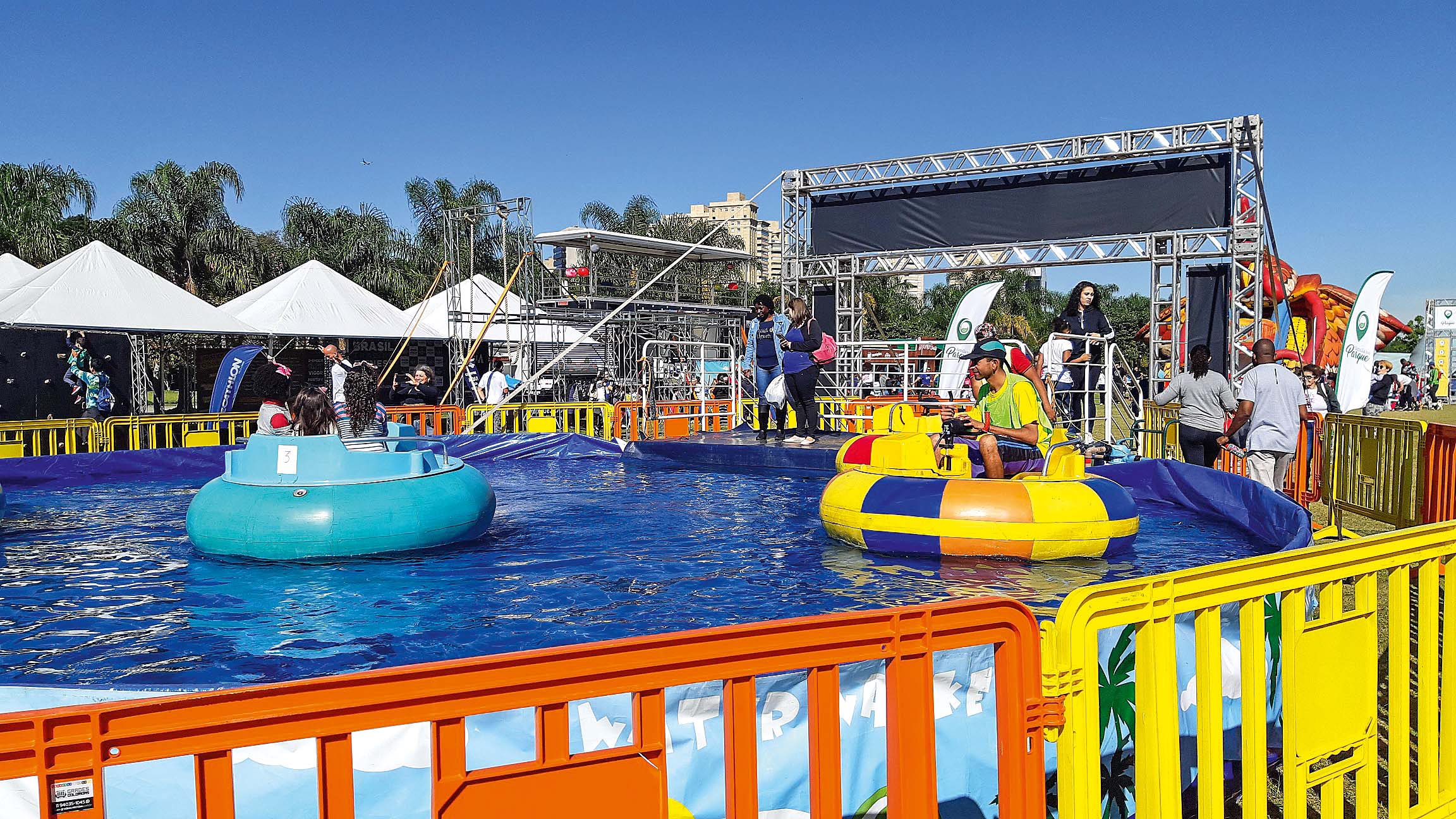 Brinquedos Aquáticos E Tobogã Inflável Gigante No Parque Villa-Lobos ...