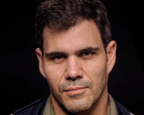 Foto do rosto do ator Juliano Cazarré, que olha para a câmera