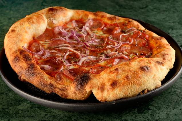 Pizza de calabresa: cobertura é feita com mussarela de búfala e cebola-roxa
