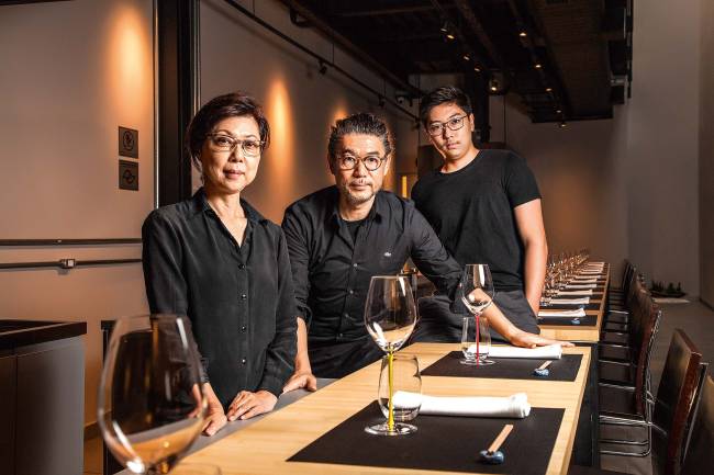 Murakami atende em balcão de apenas 12 lugares; leia crítica de Lorençato