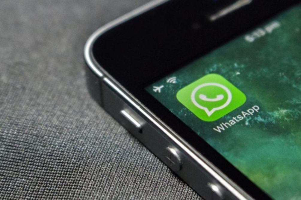A imagem mostra um celular com destaque ao ícone do aplicativo WhatsApp
