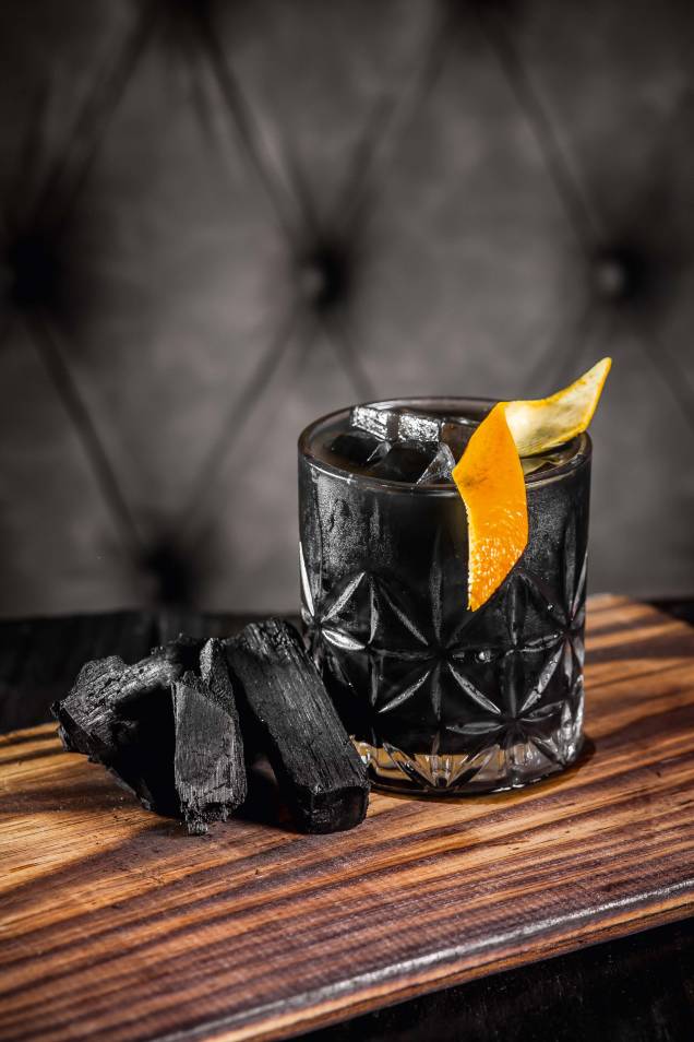 Negroni charbon: drinque é preparado com carvão ativado Negroni charbon: drinque é preparado com carvão ativado