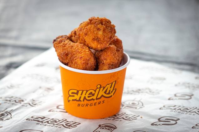 Coxinha de frango frita: dois tamanhos Coxinha de frango frita: dois tamanhos