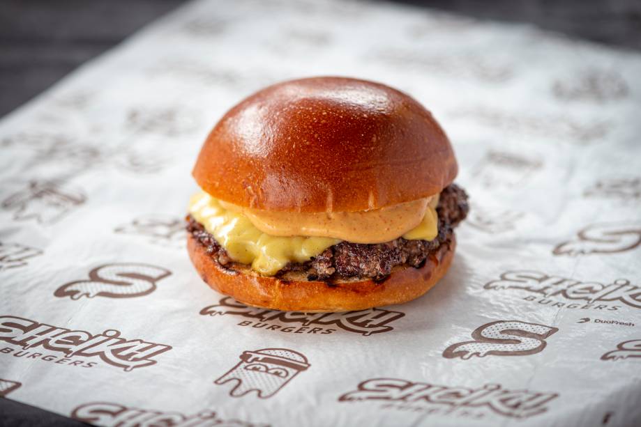 Cheeseburger: pão, molho, hambúrguer e queijo