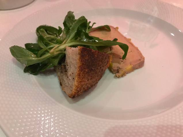 Foie gras com salada de mache ao azeite de amendoim: especialidade