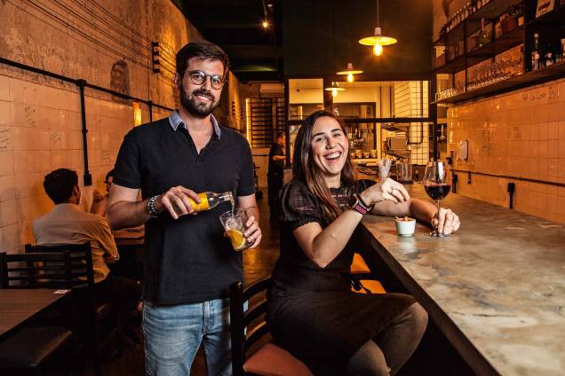 Alana e Luis: casal à frente do endereço