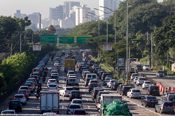 Imagem mostra congestionamento de carros na Marginal Pinheiros
