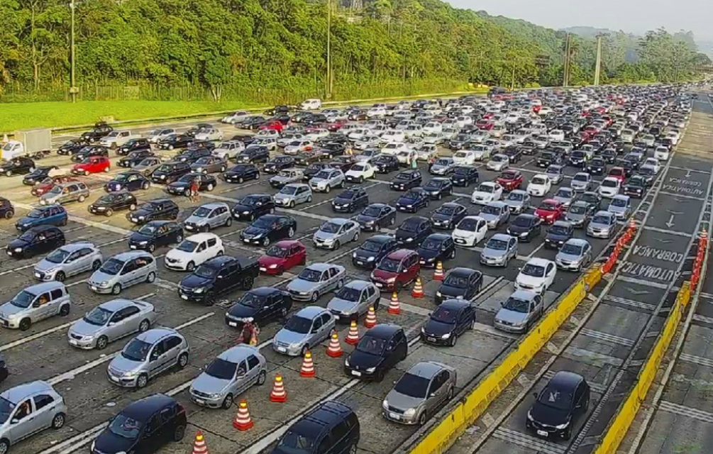 Viagem para curtir Réveillon no litoral tem congestionamento neste domingo (29)
