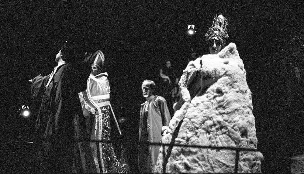 Ruth Escobar na peça “O Balcão”, com direção de Victor Garcia. 1969 Ruth Escobar na peça “O Balcão”, com direção de Victor Garcia. 1969