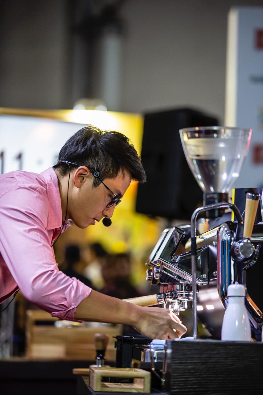 Barista número 1 do país fatura título após desclassificação do campeão