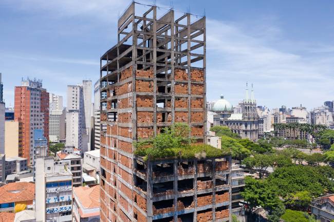 Os transtornos causados pelas dezenas de prédios que nunca ficaram prontos