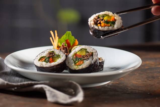 Kimbap com recheio de carne: lembra um sushi