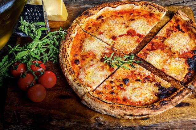 Pizzas individuais: mussarela com manjericão é opção básica