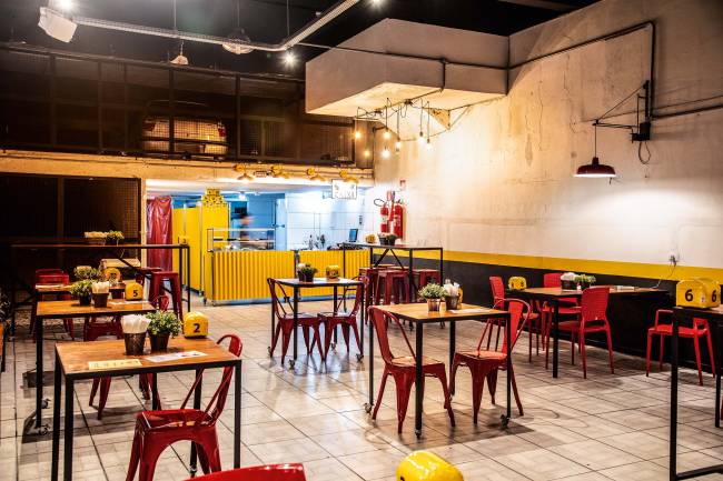 Aparcador: conheça o estacionamento que, à noite, vira bar