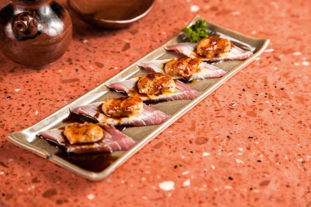 Atum tataki: peixe levemente selado com foie gras