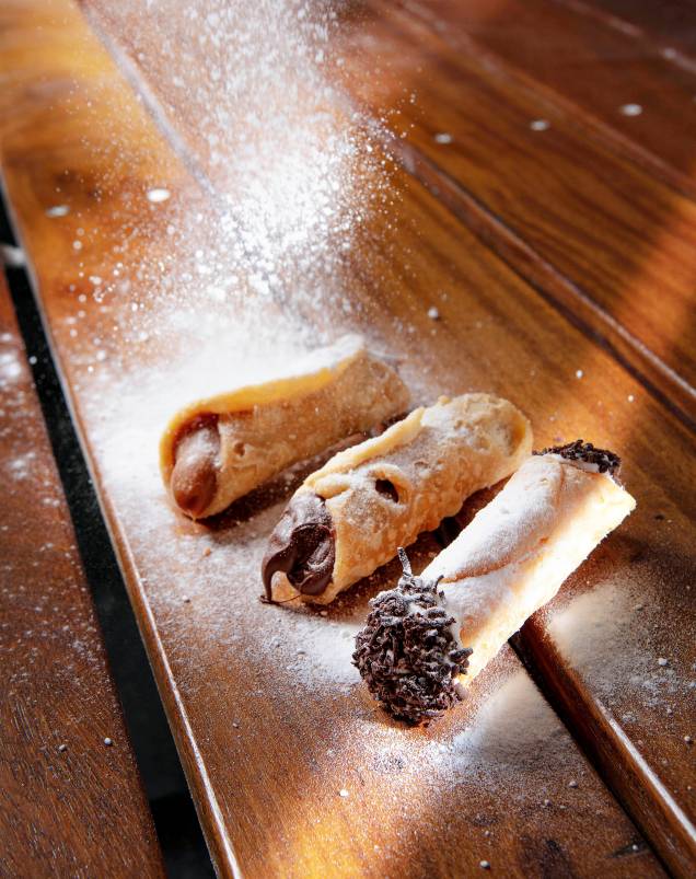 Três opções de cannolo: doce de leite, Nutella e ricota Três opções de cannolo: doce de leite, Nutella e ricota